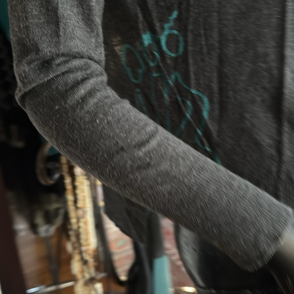 Long sleeved grey sweater with French graffiti. - Picture 7 of 7